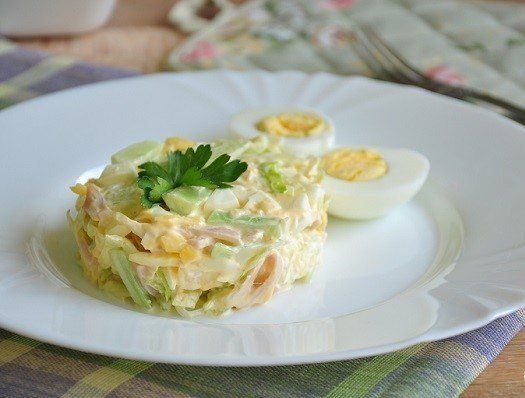 Салат з шинкою, огірками та сиром