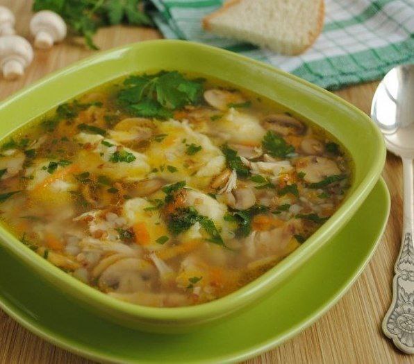 Гречаний суп з грибами та картопляними галушками
