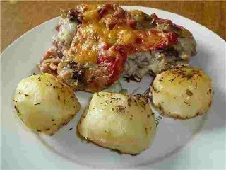 Свинина с овощами и соусом бешамель