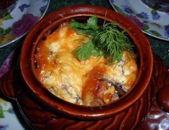 Мясо в горшочке под сырной шапочкой