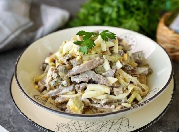 Салат із свинячого серця з маринованими огірками та яйцями