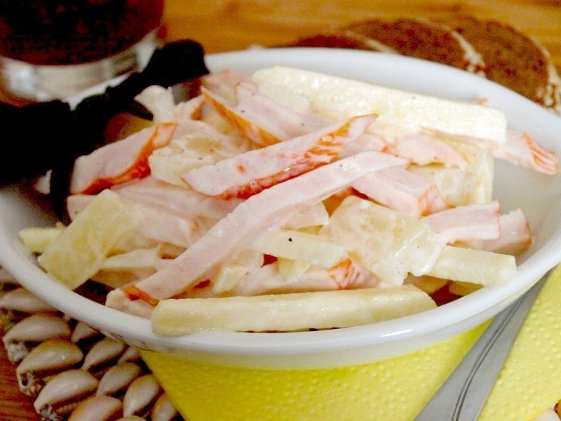 Салат з копченою куркою, яблуком та ананасом