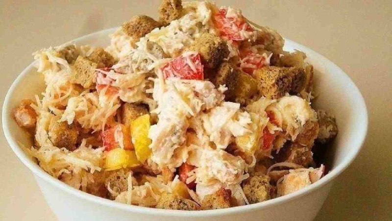 Салат із сухариками