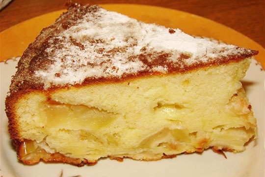 Шарлотка з грушами та яблуками