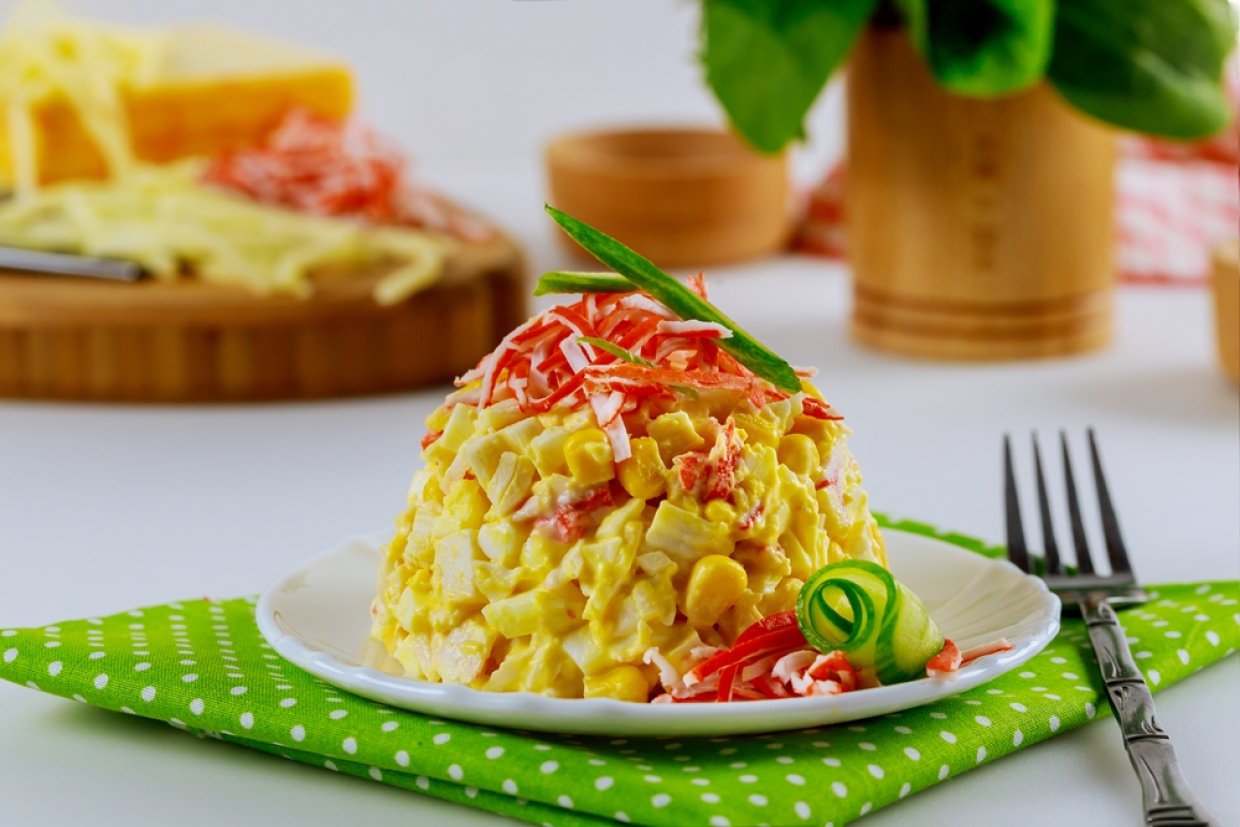 Крабовий салат із куркумою
