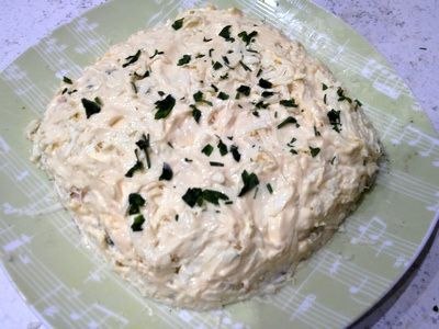 Салат з куркою, сиром та яйцем