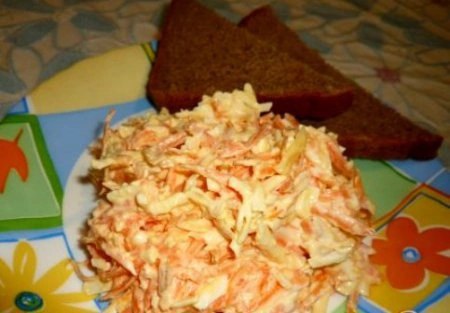 Салат з ковбасного сиру та моркви.