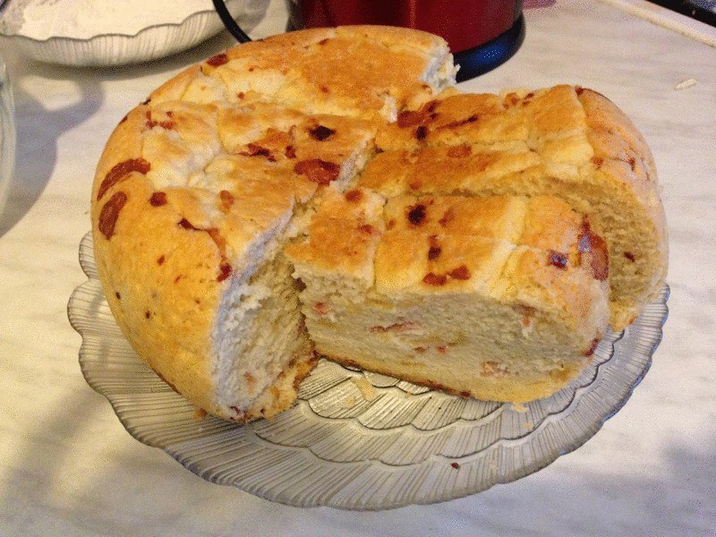 Белый хлеб с сыром и беконом