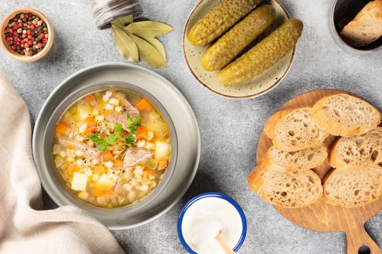 Класичний розсольник з куркою та перловкою