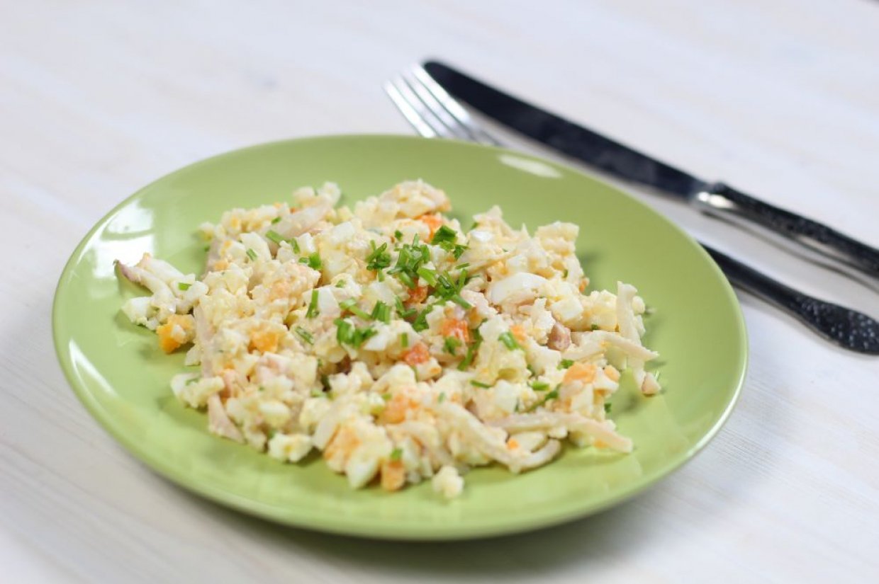 Ситний салат з кальмарами, рисом, яйцями та морквою