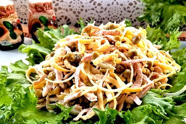 Салат с грудкой индюшки