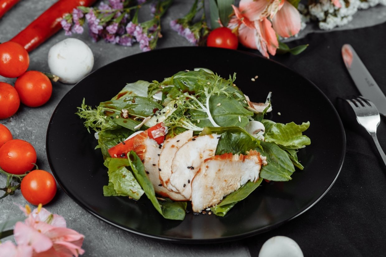 Салат з копченою куркою та зеленню