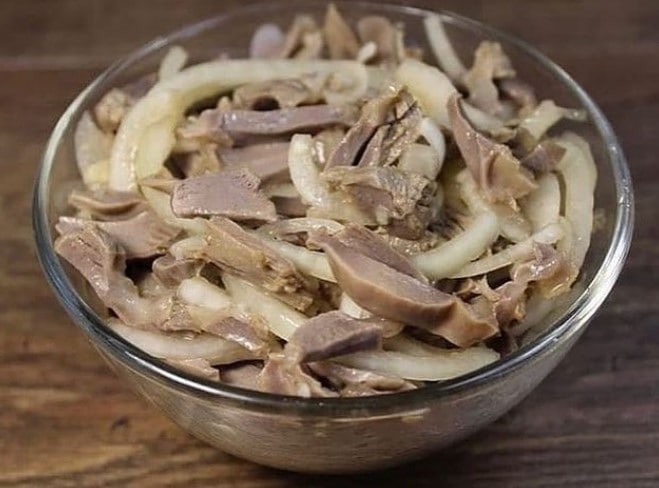 Салат из куриных желудочков