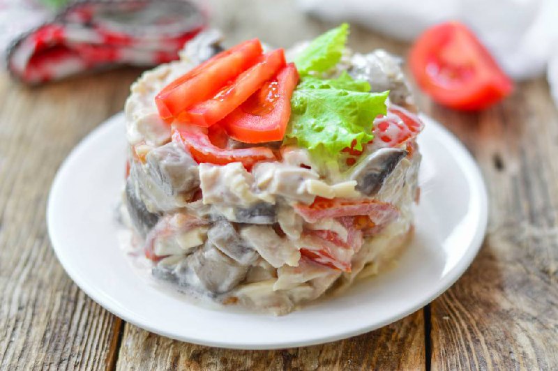 Салат с курицей и грибами
