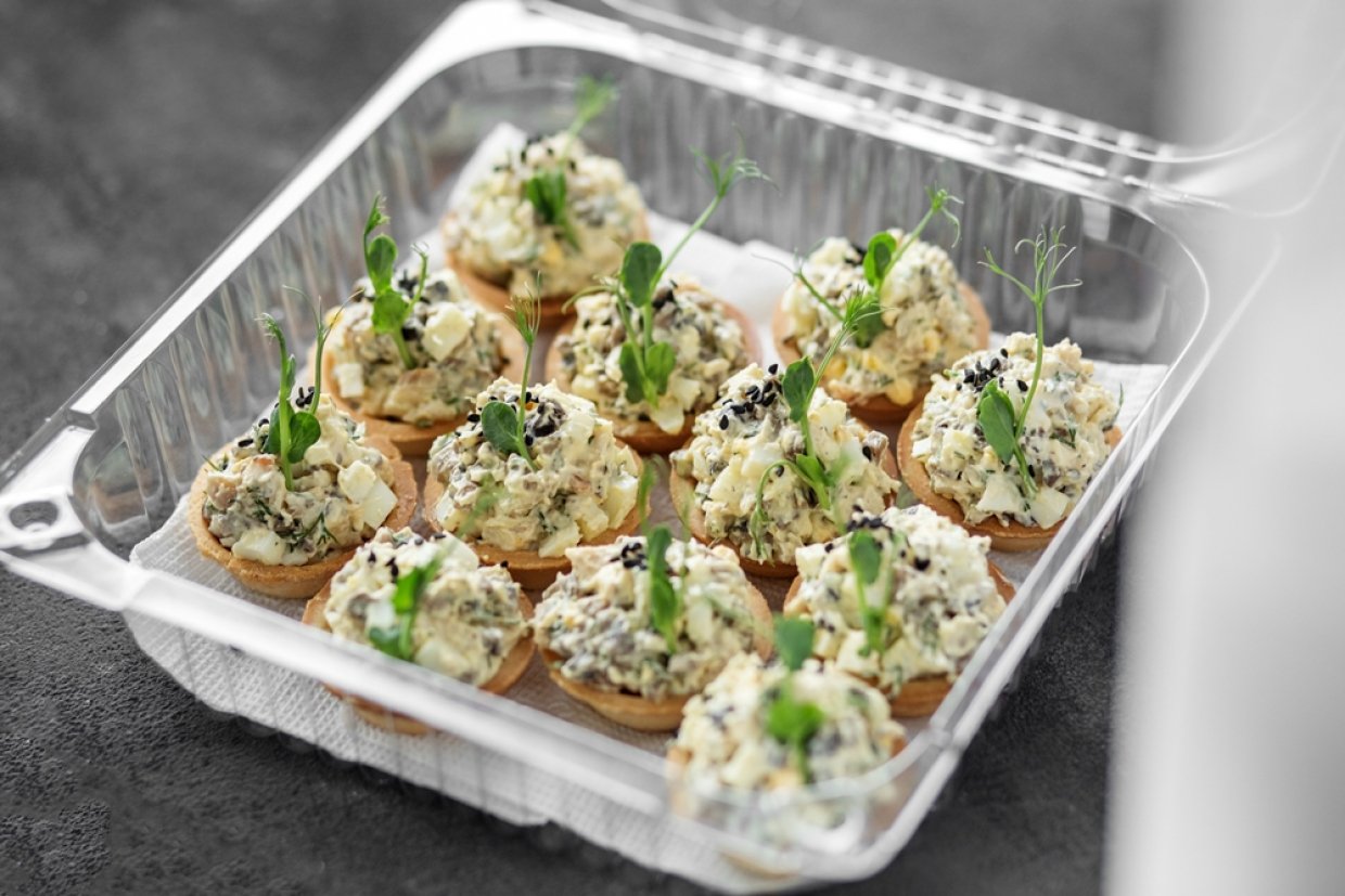 Салат з копченою куркою, зеленню та сиром