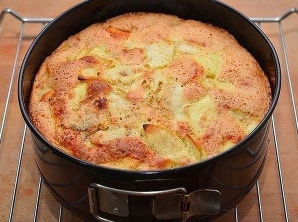 Заливна шарлотка 