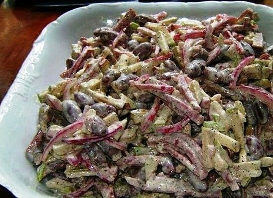 Салат с копченой колбасой