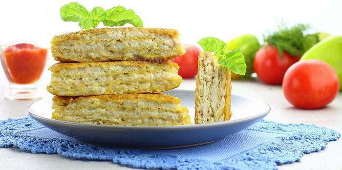 Вафельні коржі з м’ясним фаршем у клярі на сковороді
