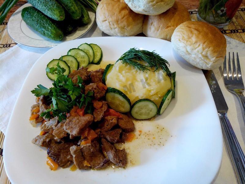 Свинина с картошкой, луком и морковью в мультиварке