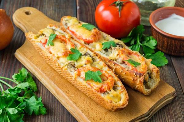 Багет с курицей и грибами