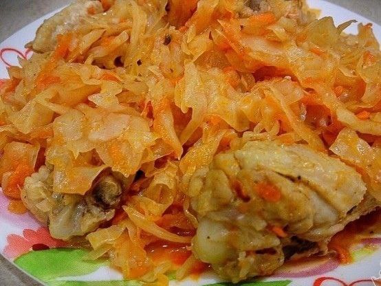 Тушкована капуста з куркою в мультиварці
