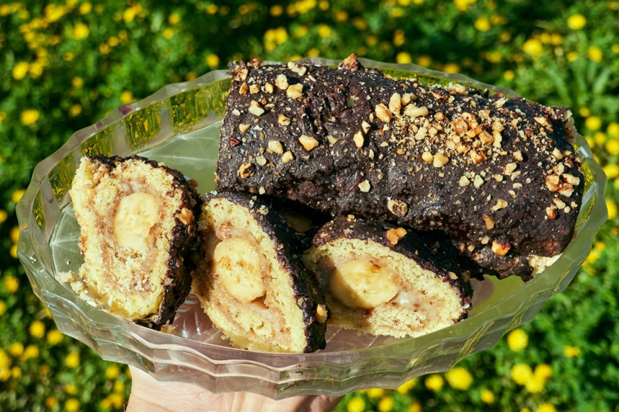 Рулет с бананом и сгущенкой