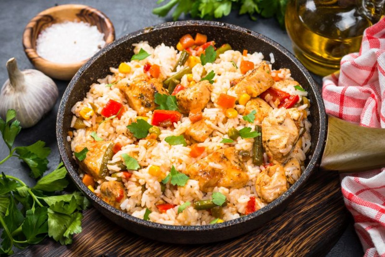 Плов з куркою та овочами в духовці