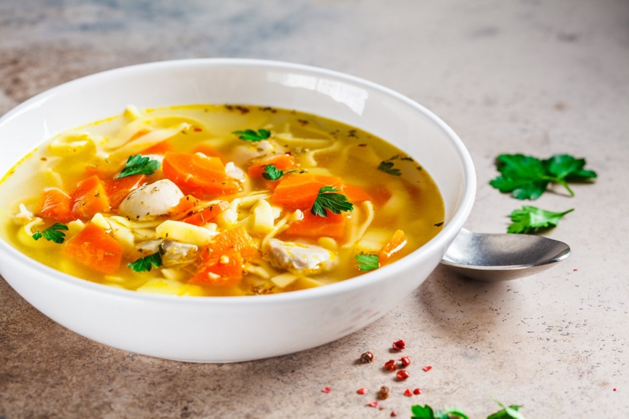 Курячий суп з локшиною та овочами