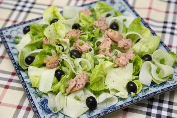 Салат з печінкою тріски та огірки.