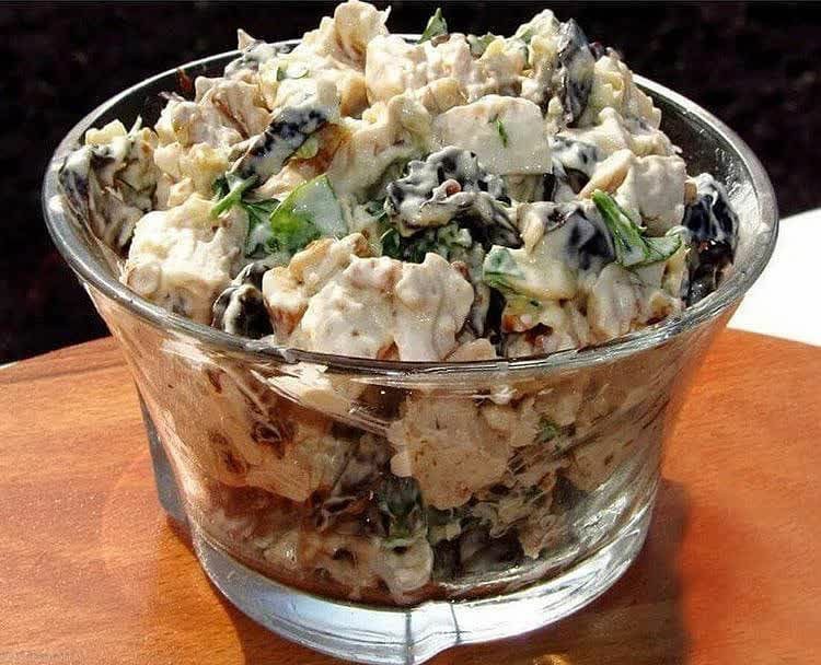 Салат з куркою та чорносливом
