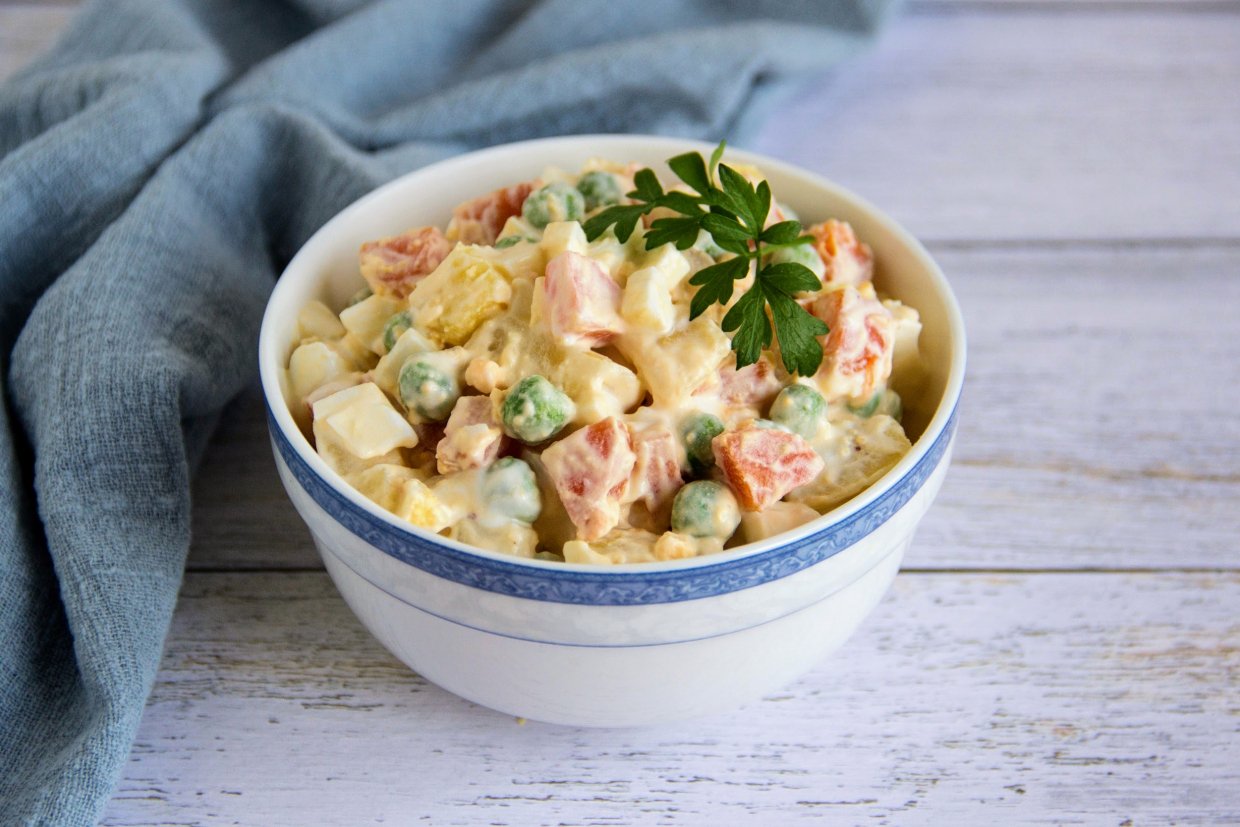 Салат с картофелем, морковью и зеленым горошком