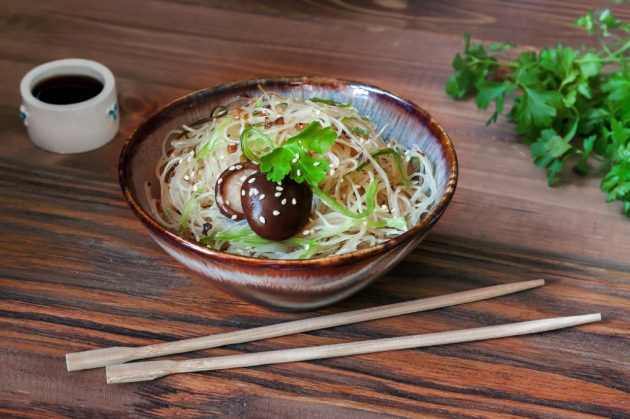 Салат с фунчозой, шиитаке и овощами