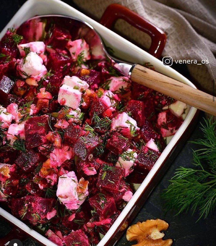 Буряковий салат з фетою та горіхами