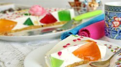 Йогуртовий торт без випічки зі шматочками желе