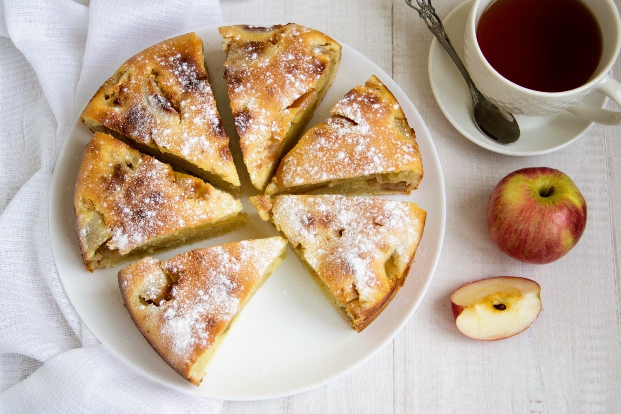 Шарлотка на кефірі з яблуками в духовці