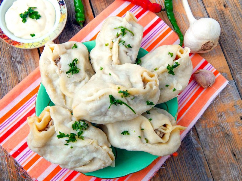 Манты с фаршем и картошкой в мультиварке на пару