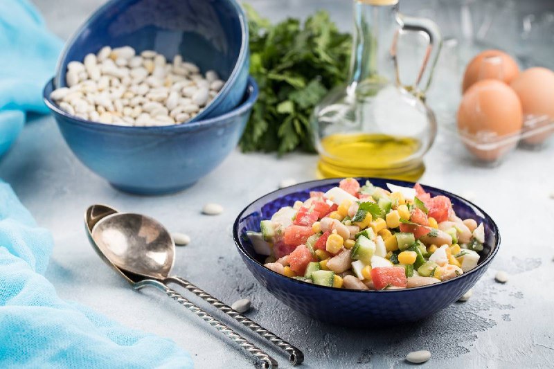 Салат з консервованою квасолею та кукурудзою