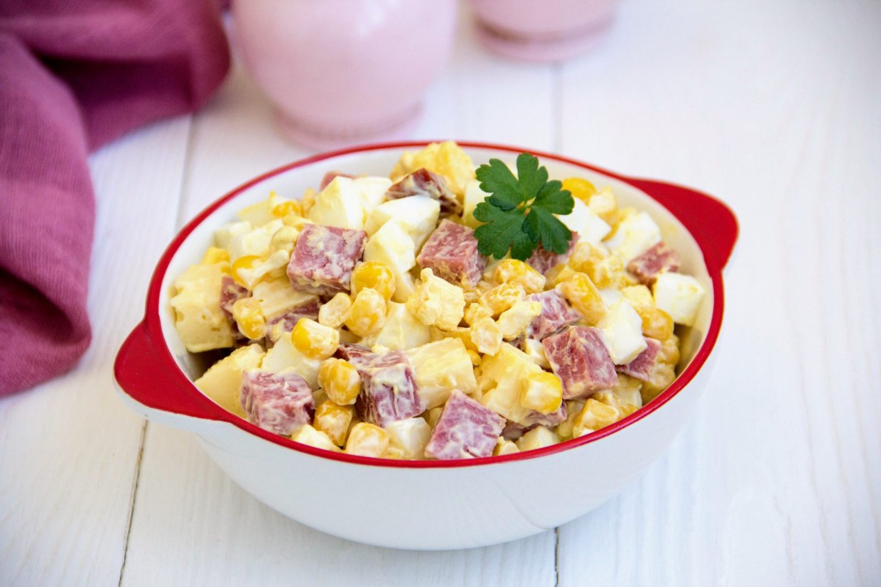 Салат с копченой колбасой и яйцами