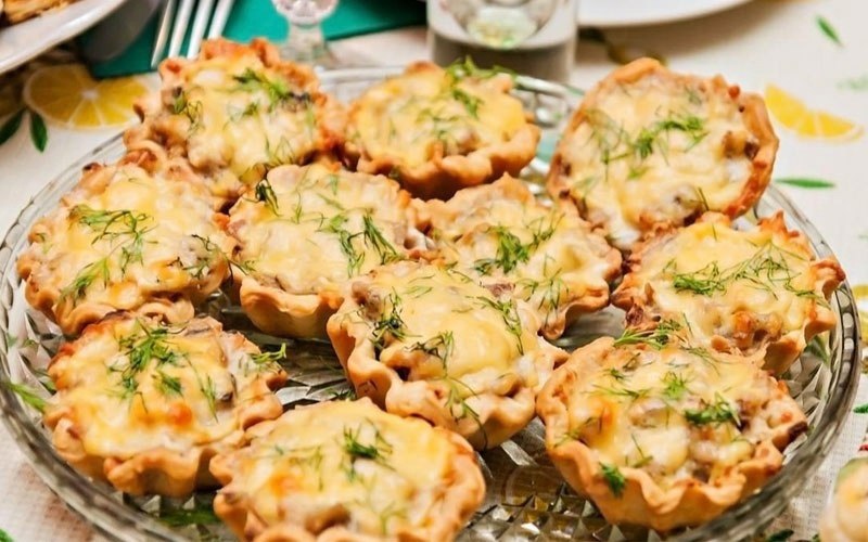 Тарталетки с куриным филе, шампиньонами и сыром
