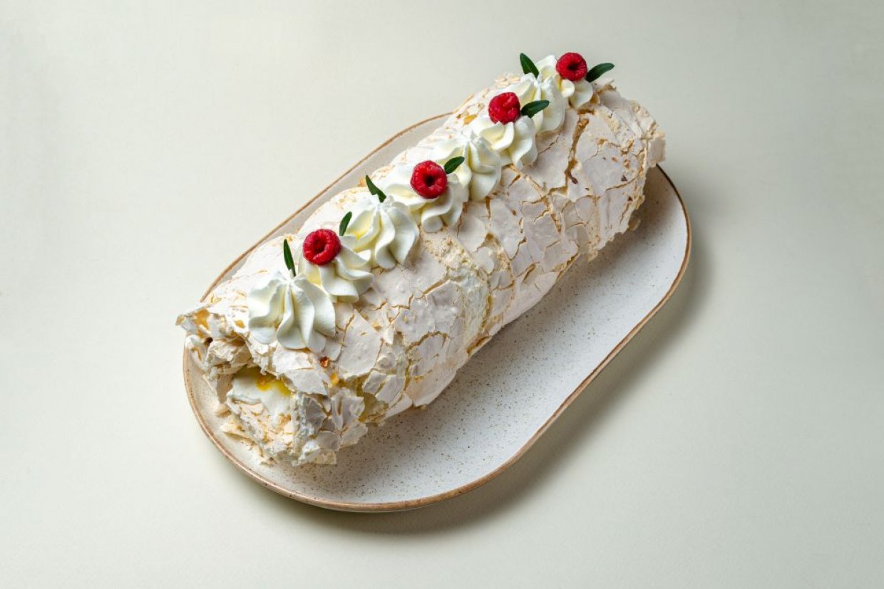 Меренговый рулет со сливками