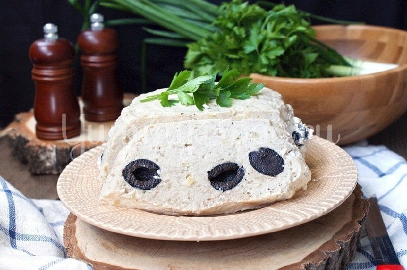 Куряче суфле з оливками на пару в мультиварці