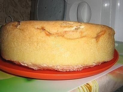 Бісквіт з яблуками в мультиварці