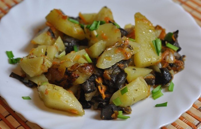 Картопля з лісовими грибами