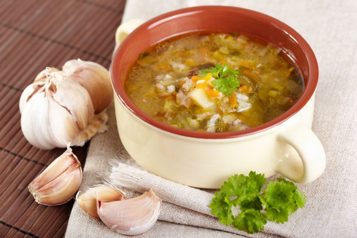 Класичний розсольник з перловкою, огірками та ковбасою