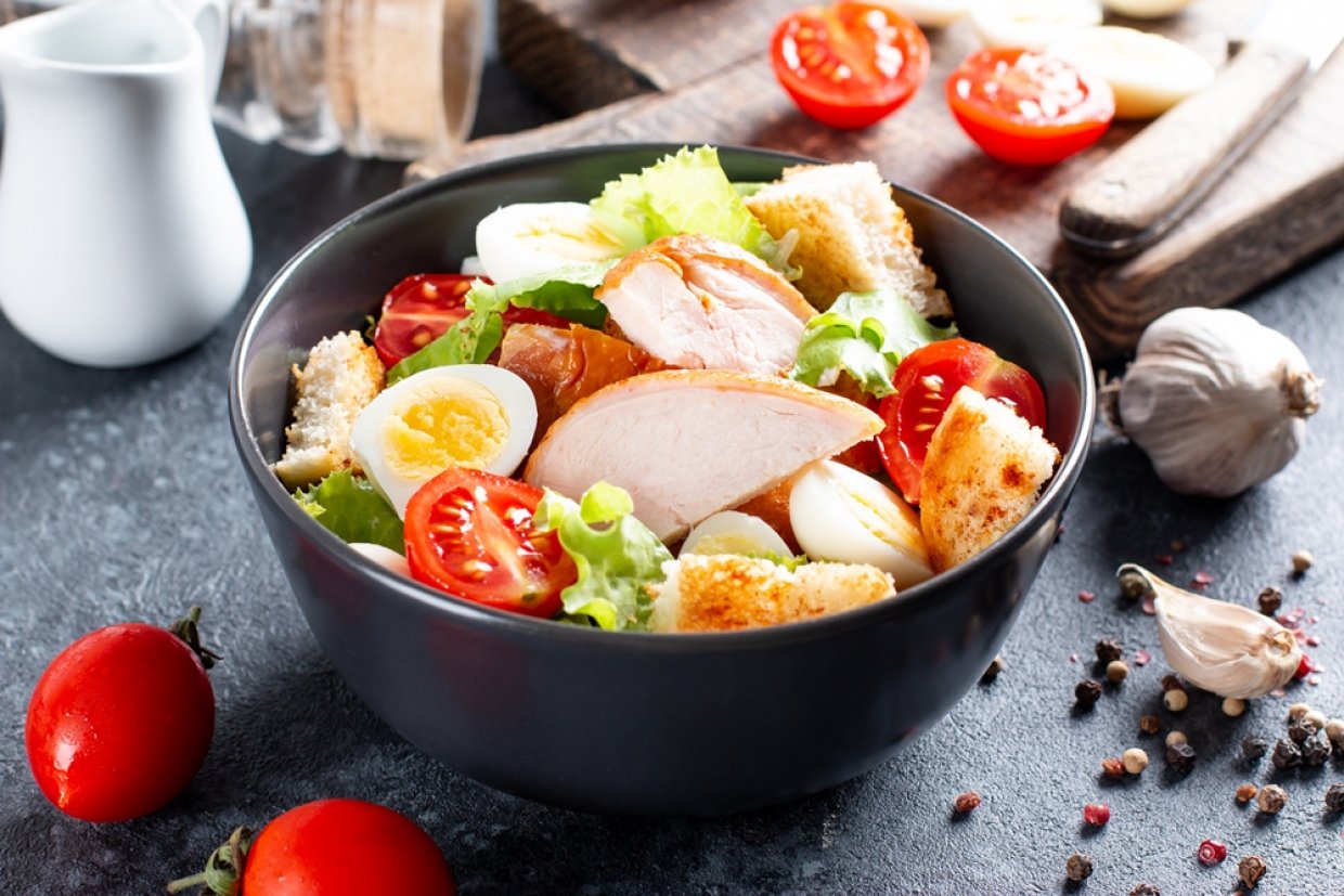Салат з копченою куркою, перепелиними яйцями та сухариками.