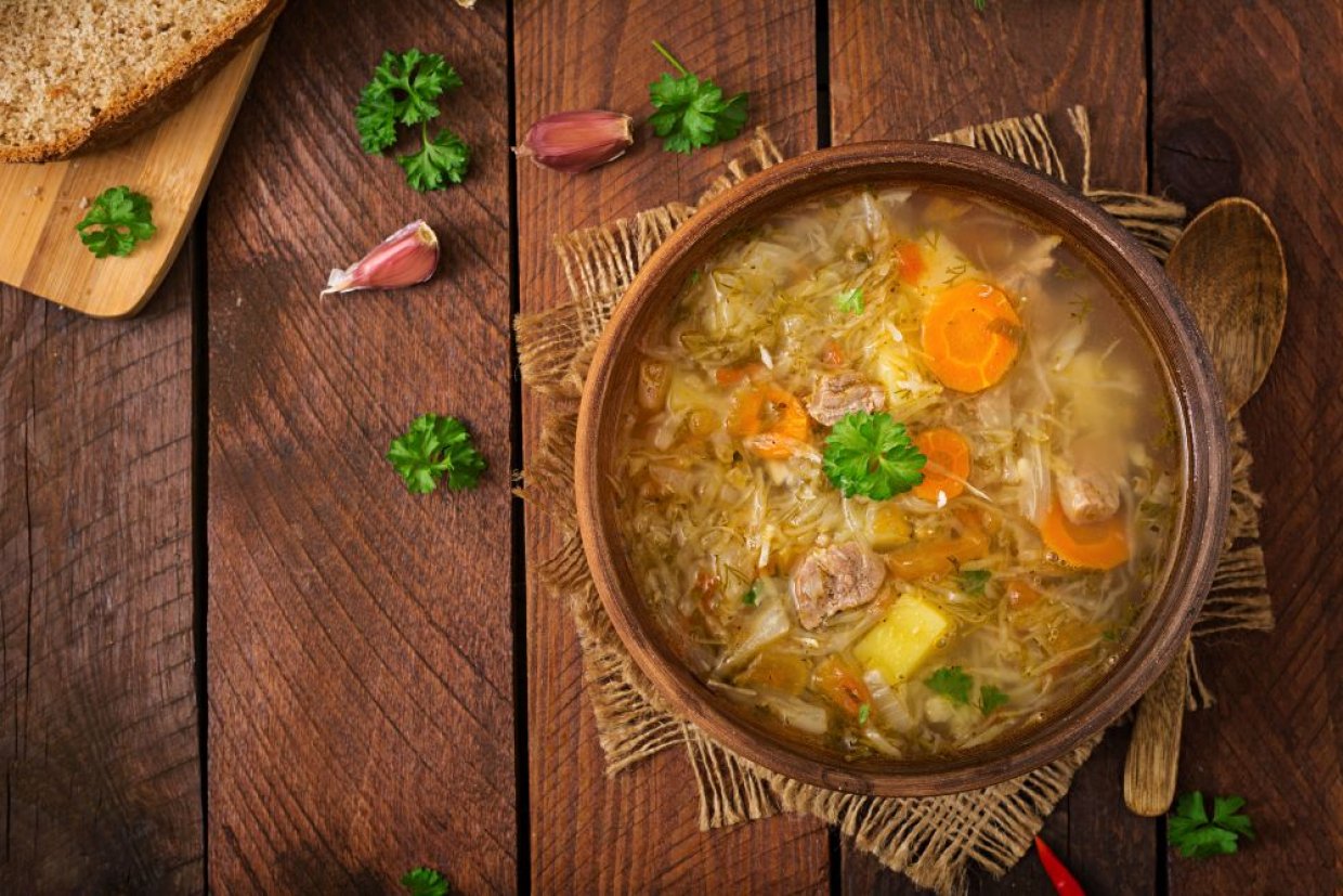 Щи із квашеної капусти з куркою