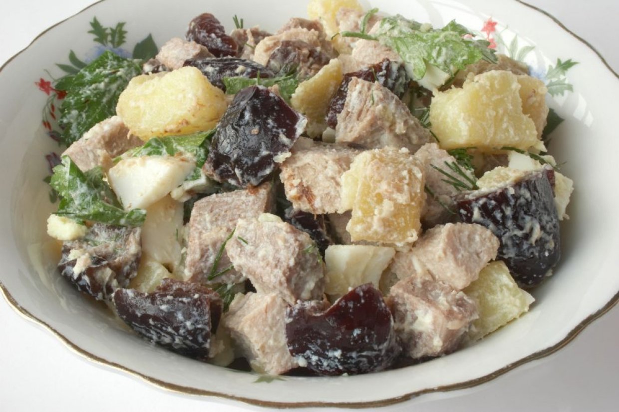 Салат з яловичини, картоплі та чорносливу