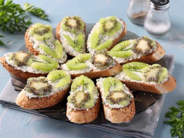 Бутерброды с плавленым сыром, чесноком и киви