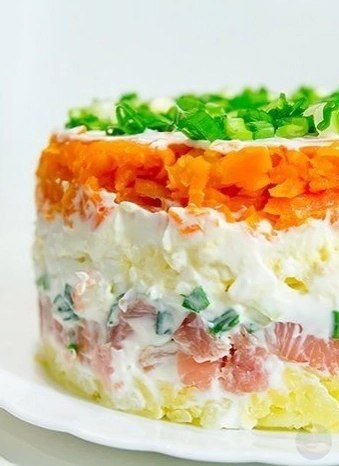 Салат з картоплі з копченою горбушею та маринованою цибулею