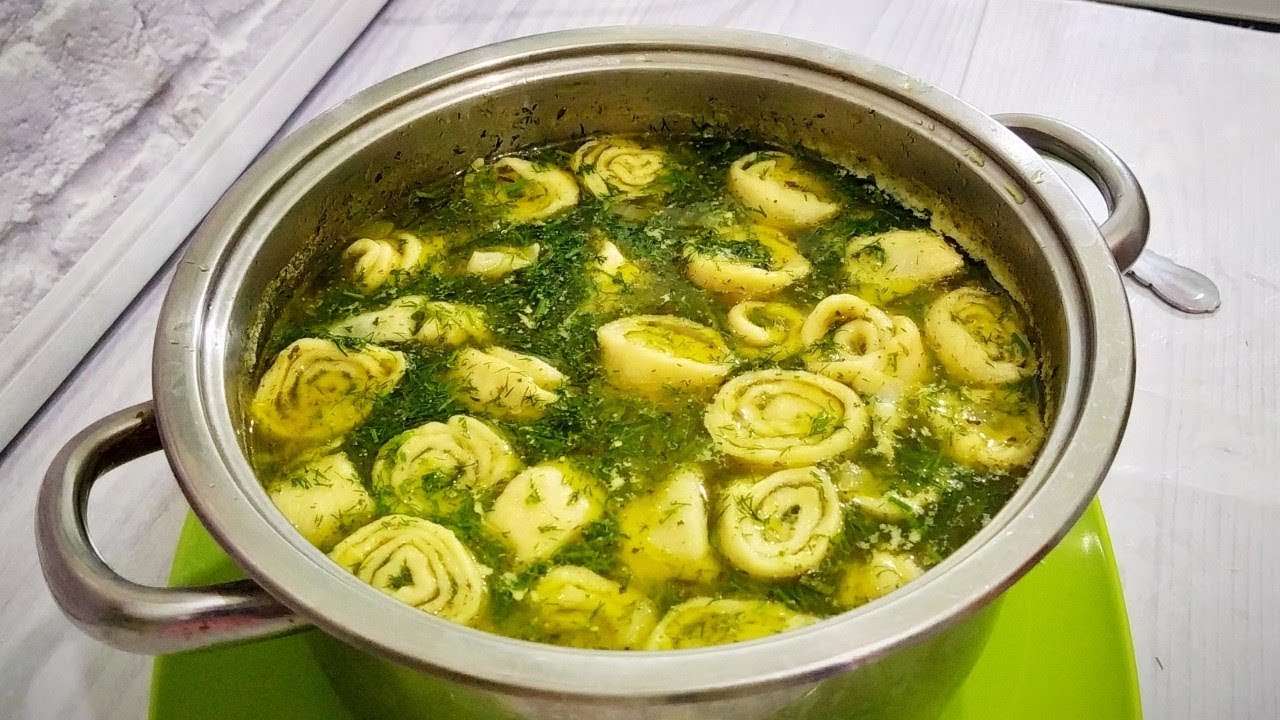 Куриный суп чесночными галушками-рулетиками